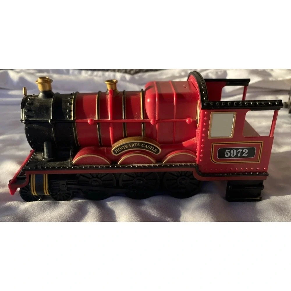 Hogwarts Castle 5972 Locomotive & 2 Passenger Trains NO Coal Tender READ